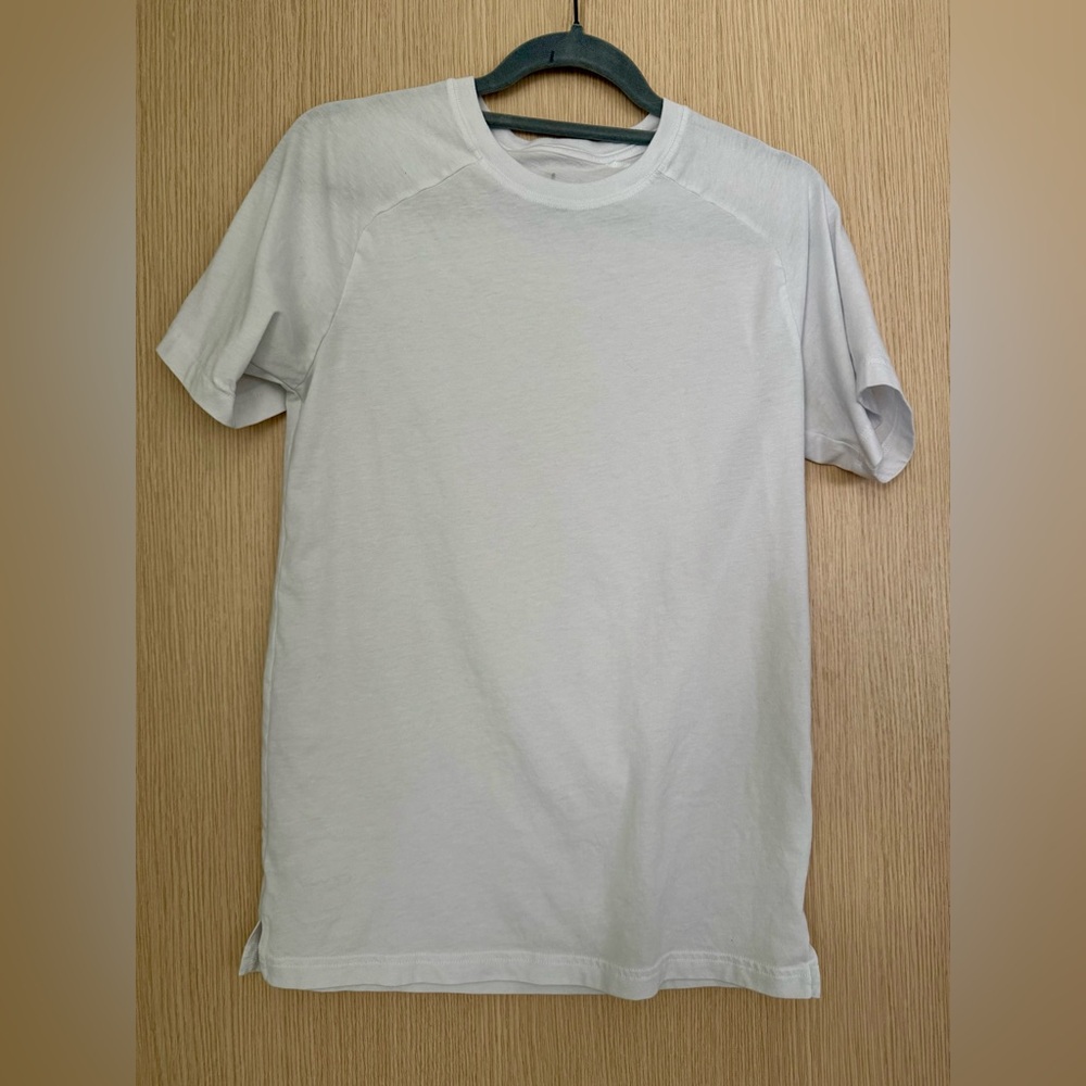 ALO Yoga Short Sleeve Tee in Light Gray